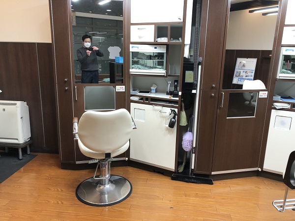 千葉県千葉市　ヘアカット専門店 窓ガラス、鏡の拭き掃除、床ワックスがけ、エアコンの分解洗浄